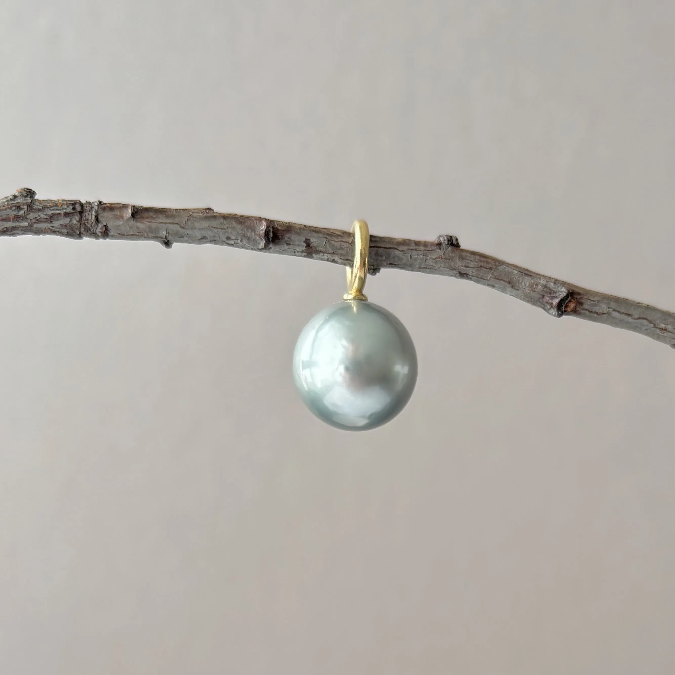BIG SIVER TAHITIAN PEARL ON A BIG GOLD PENDANT BAIL